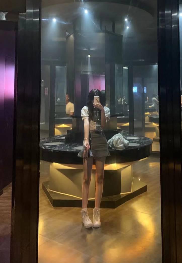 漂亮的一个兼职妹子